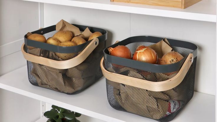 Modern Metal Mesh Fruit Basket with Wooden Handle – Stylish Kitchen Counter Storage for Fruits and Vegetables